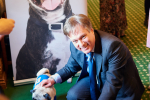 Henry Smith MP shows support for animal rescues at Battersea reception