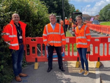 Henry Smith MP visits CityFibre full fibre works in Crawley