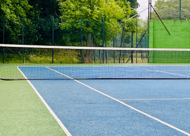 Henry Smith MP welcomes delivery of refurbished facilities at tennis courts in Crawley